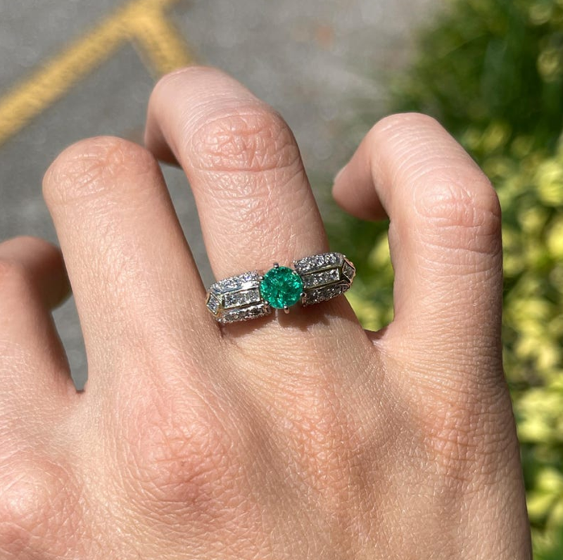 Anillo de compromiso de oro blanco de 10 quilates y oro amarillo de 1,95 a 5,95 quilates de peso total con esmeralda de talla redonda creada en laboratorio.-2