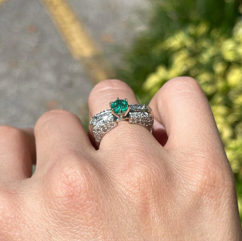 Anillo de compromiso de oro blanco de 10 quilates y oro amarillo de 1,95 a 5,95 quilates de peso total con esmeralda de talla redonda creada en laboratorio.-3