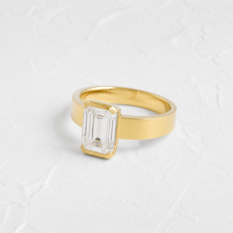 Anillo de compromiso solitario de banda ancha personalizado con diamante cultivado en laboratorio, talla esmeralda y oro de 14 quilates.-4