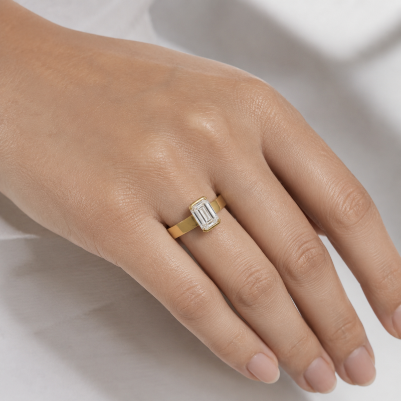 Anillo de compromiso solitario de banda ancha personalizado con diamante cultivado en laboratorio, talla esmeralda y oro de 14 quilates.-2