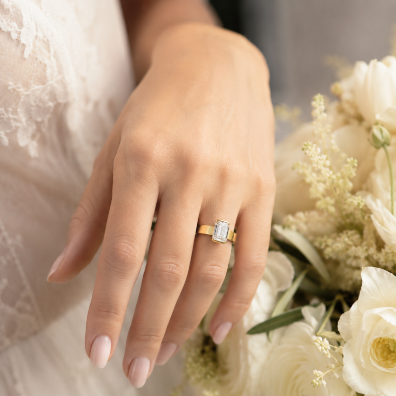 Anillo de compromiso solitario de banda ancha personalizado con diamante cultivado en laboratorio, talla esmeralda y oro de 14 quilates.-3