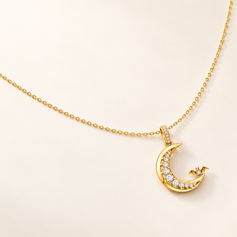 Collar con colgante de murciélago y luna de moissanita redonda tallada en oro de 14 quilates-4
