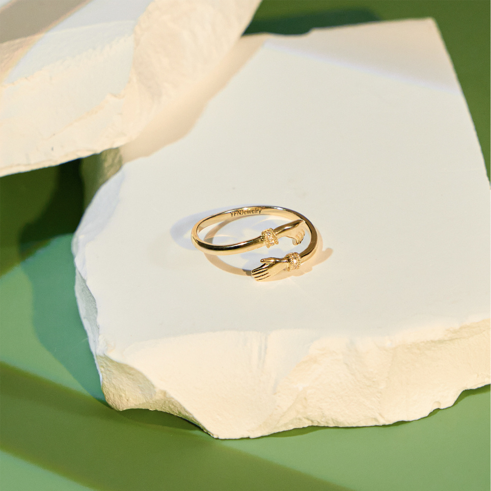 Anillo de oro de 9 quilates con grabado de circón redondo personalizado con la palabra gra-3