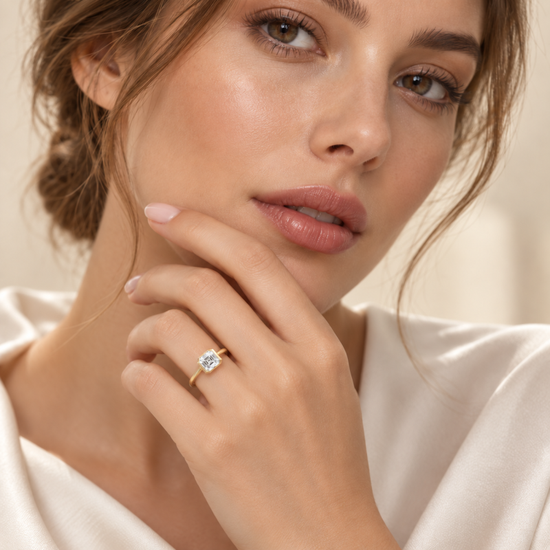 Anillo de compromiso de oro de 18 quilates con diamante cultivado en laboratorio, talla Asscher y engaste personalizado de media montura, color D y claridad VVS1.-2