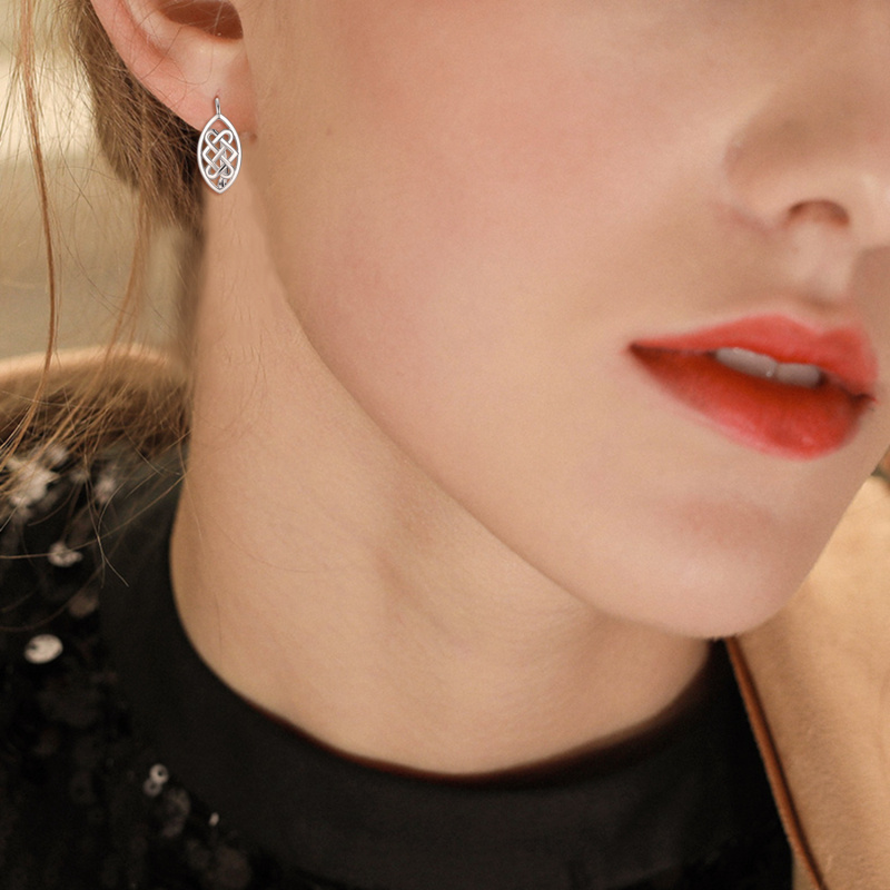 Srebrne kolczyki z węzłem celtyckim i dźwignią-2