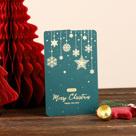 Carte de vœux sur le thème de Noël avec flocon de neige et sapin de Noël pour la famille et les amis