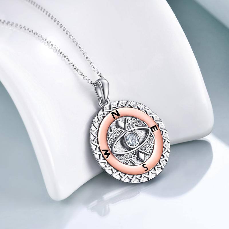 Collar con colgante de brújula y circonita cúbica de dos tonos en plata de ley-3