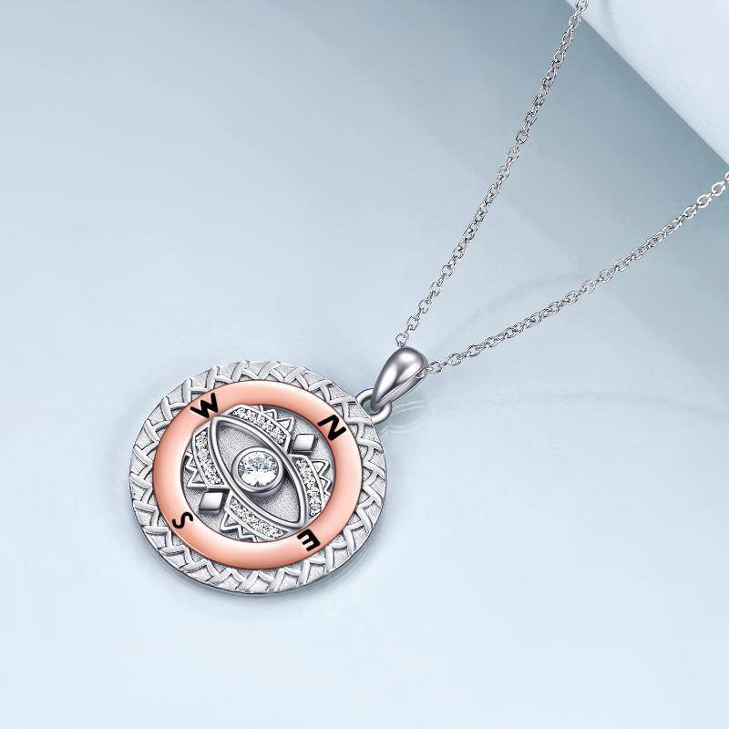 Collar con colgante de brújula y circonita cúbica de dos tonos en plata de ley-4