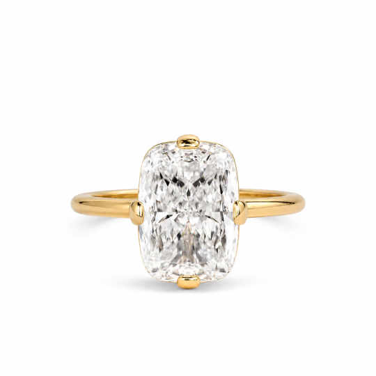 Anello di fidanzamento solitario allungato in argento sterling placcato oro giallo con moissanite taglio cuscino.