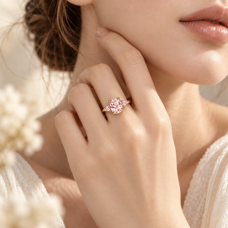 Anillo de compromiso de tres piedras con morganita rosa talla cojín alargada de oro de 14 quilates-2