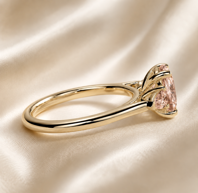 Anillo de compromiso de tres piedras con morganita rosa talla cojín alargada de oro de 14 quilates-4