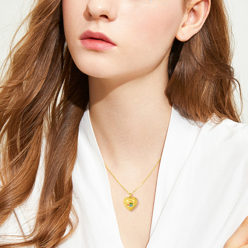 Collar con medallón fotográfico personalizado con forma de corazón y mariposa de Vermei dorado-4