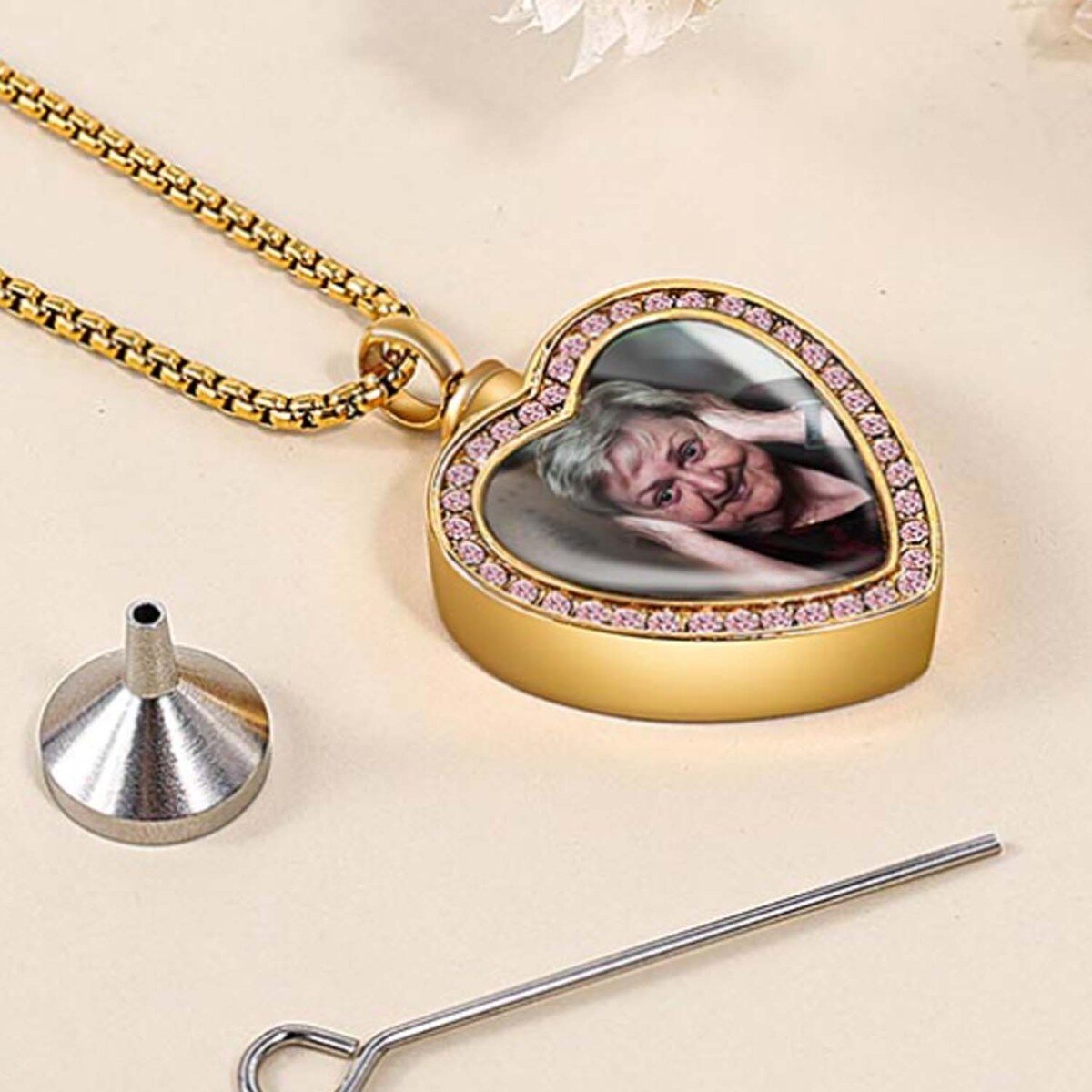 Collar de urna con foto personalizada para cenizas con grabado en oro vermeil-1