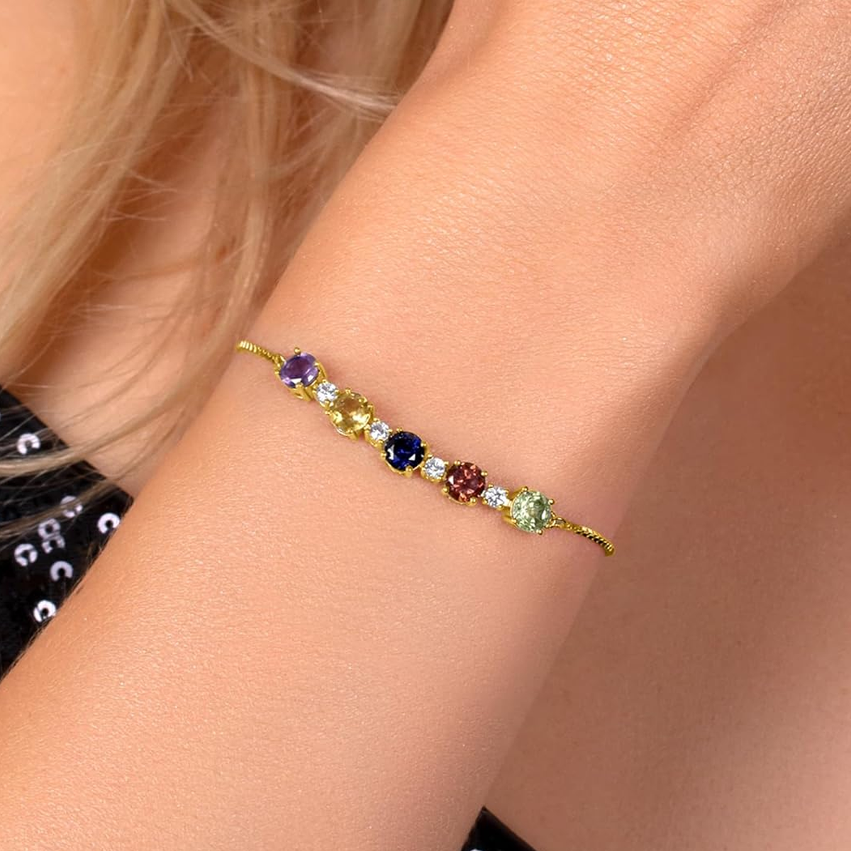 Pulsera con dije de moissanita de corte redondo en oro vermeil con piedra de nacimiento personalizada para madres y hermanas-3