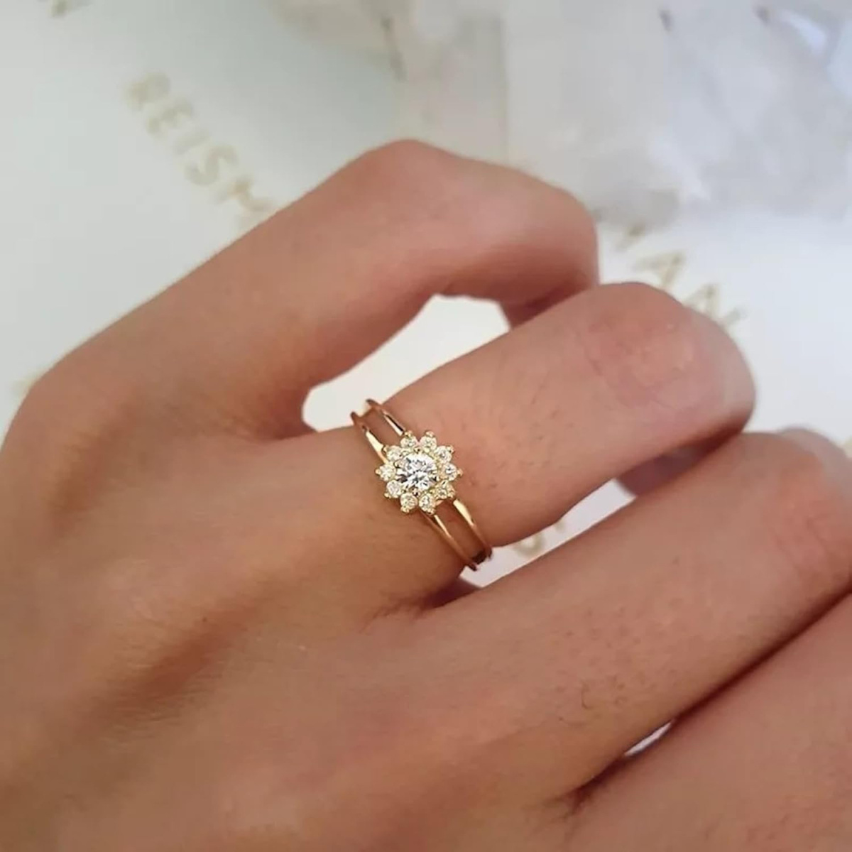 Anello in oro vermeil con moissanite e fiori selvatici-2