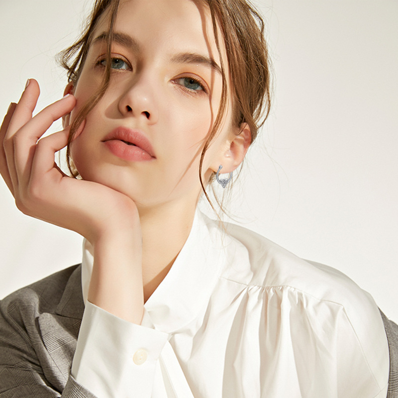 Brincos de argola com nó celta em prata esterlina-2