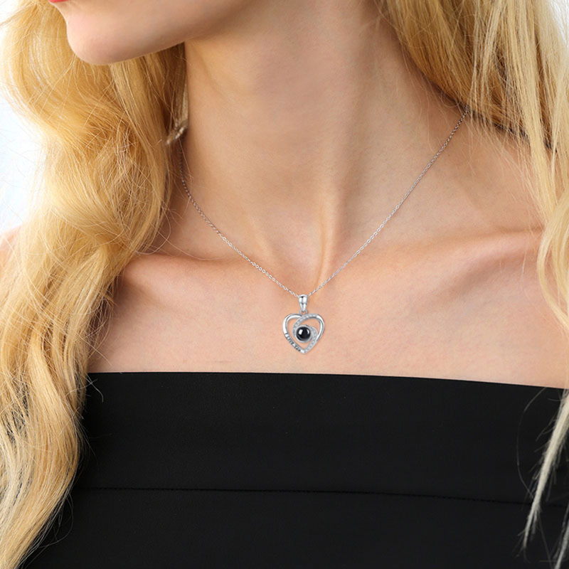 Collana con ciondolo a forma di cuore in pietra con proiezione di lingue 