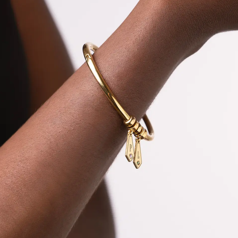 Pulseira personalizada com pingente inicial redondo e pedra de nascimento em ouro 18K para mulheres-2