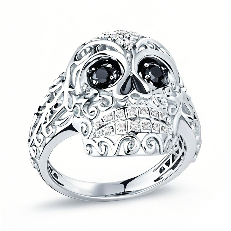 Anel para homem em ouro branco de 10 quilates com 0,38 quilates de diamantes pretos e brancos, em forma de caveira com cruz e aro decorativo em espiral.-1