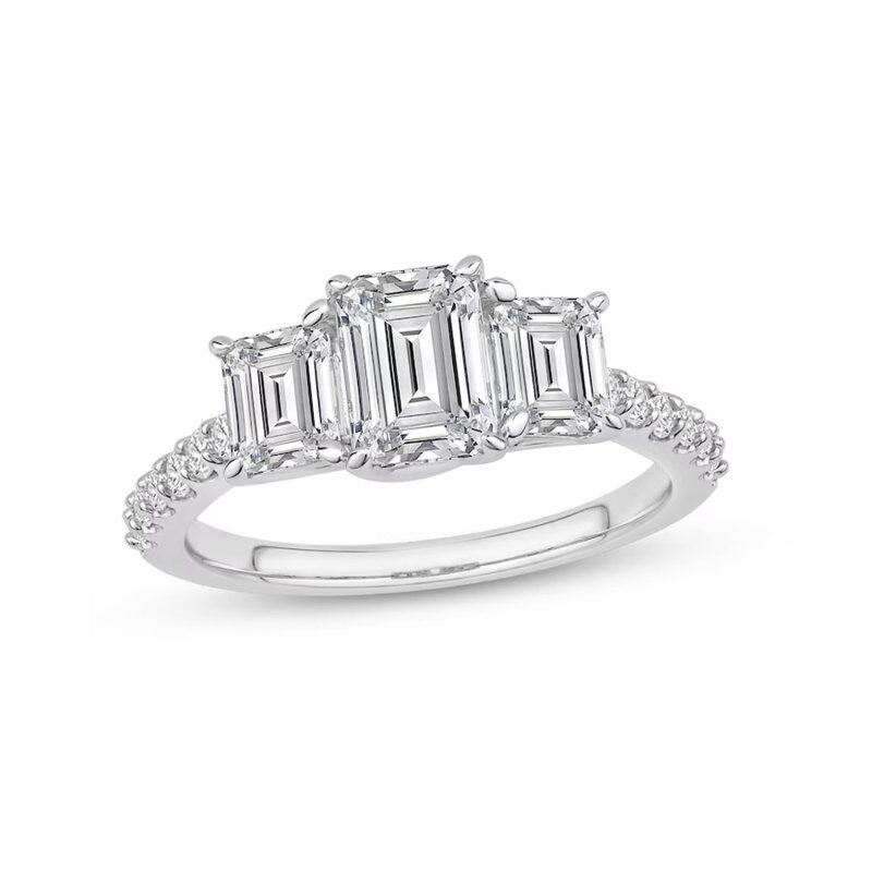 Bague de fiançailles sur mesure en platine, sertie d'un diamant émeraude de synthèse de 2 carats (poids total), pureté VVS1, certifiée 3EX par l'IGI.-1