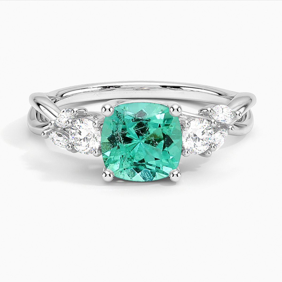 Anillo de compromiso de platino con esmeralda de talla cojín y tres diamantes de 0,3 quilates de peso total.-1