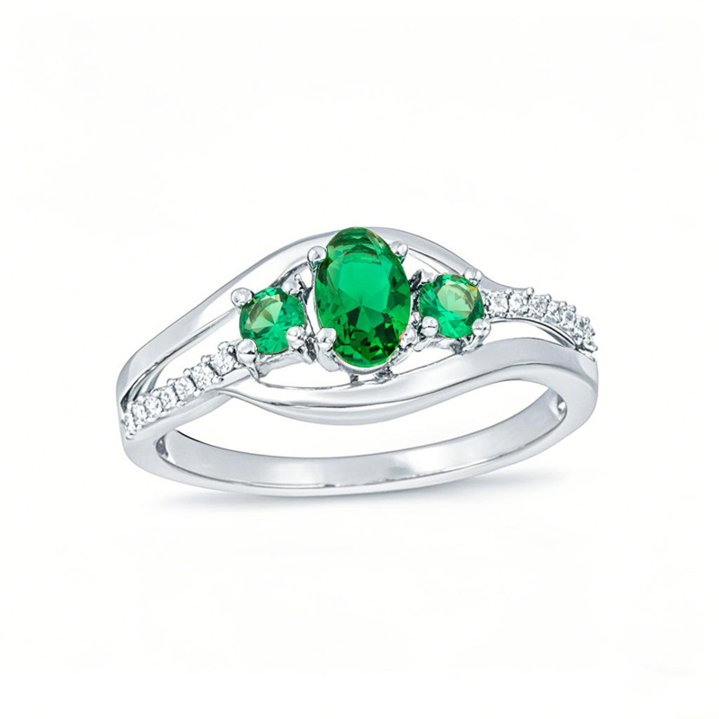 Pierścionek zaręczynowy z 10-karatowego białego złota z owalnym szlifem, laboratoryjnie wykonanym szmaragdem i naturalnymi diamentami o masie 0,05 ct, z trzema kamieniami typu bypass-1