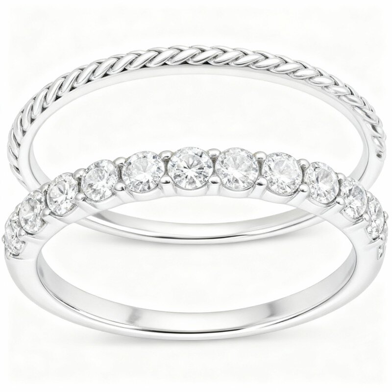 خاتم مخصص قابل للتكديس من الذهب الأبيض عيار 10 قيراط ومرصع بماسة مستديرة 1/8 قيراط، لون I3، درجة نقاء 3EX-7