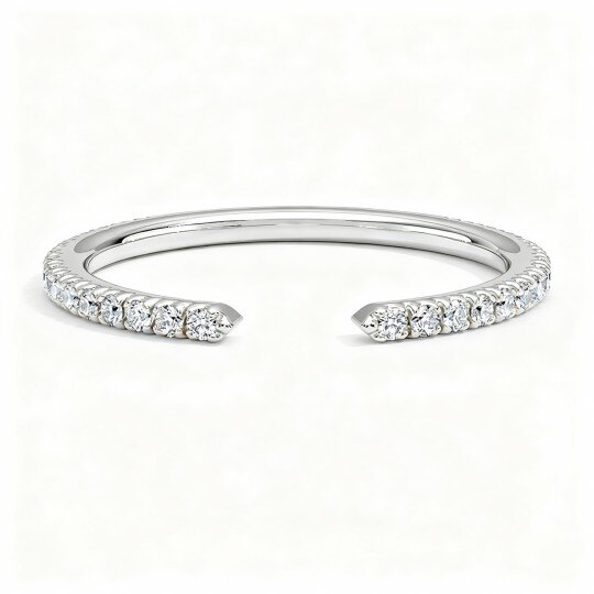 Anel de casamento em ouro branco de 10 quilates com diamante sintético de 1/8 ct de corte redondo, gravação personalizada, cor F/G, pureza SI, qualidade 3EX.