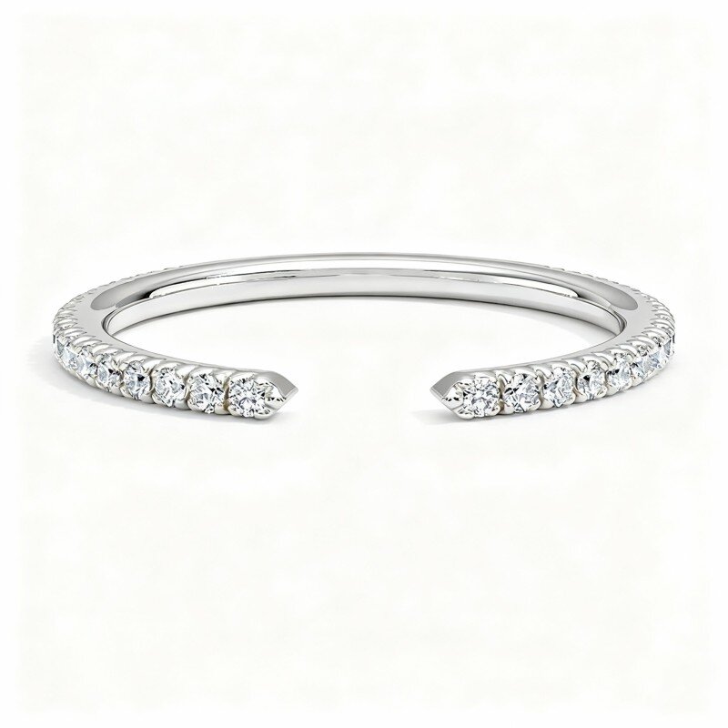 Anel de casamento em ouro branco de 10 quilates com diamante sintético de 1/8 ct de corte redondo, gravação personalizada, cor F/G, pureza SI, qualidade 3EX.-1