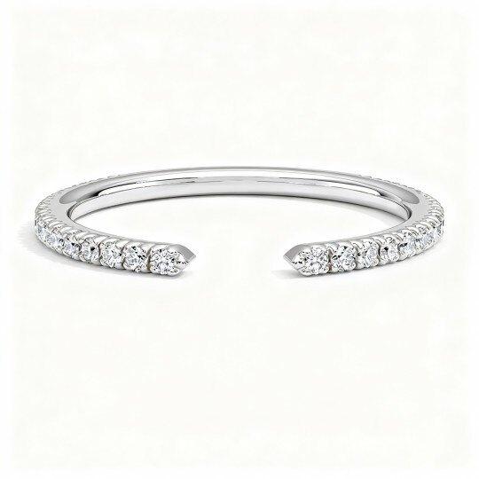 Anel de casamento em ouro branco de 10 quilates com diamante sintético de 1/8 ct de corte redondo, gravação personalizada, cor F/G, pureza SI, qualidade 3EX.