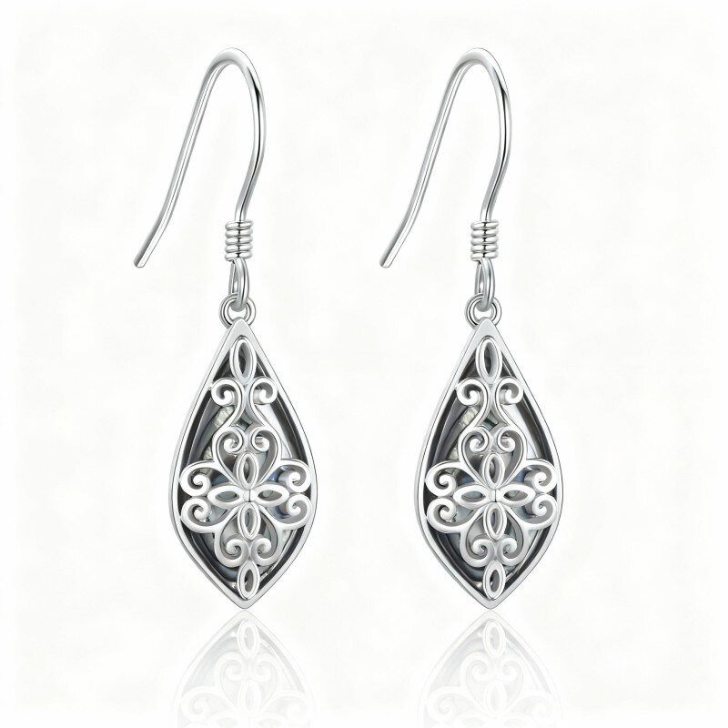 Brincos em ouro branco 10K com pendente em filigrana de madrepérola.-1