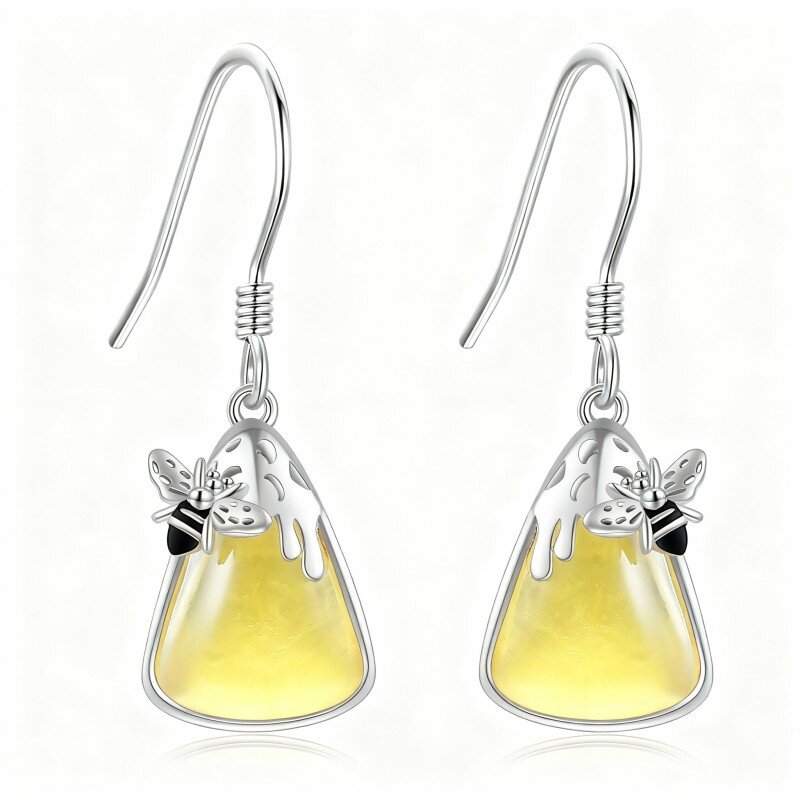 Brincos em ouro branco 10K com âmbar em forma de abelha e triângulo.-3