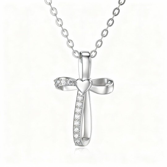 Collana con ciondolo a croce con nodo in oro bianco 10K e zirconi cubici