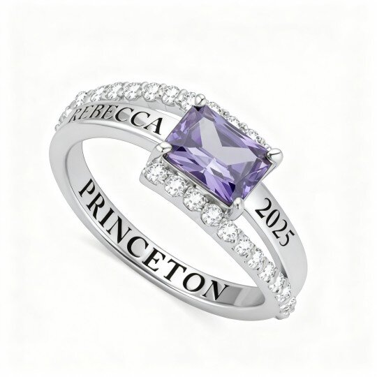 Anel personalizado em ouro branco 10K com corte esmeralda, pedra de nascimento, nome clássico e gravação personalizada.