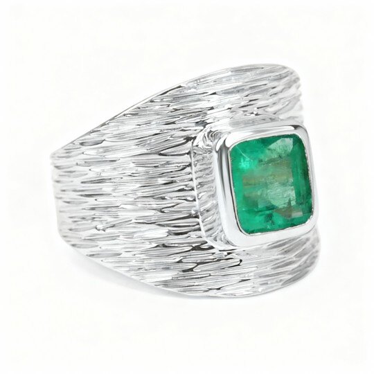 Herrenring aus 10-karätigem Weißgold mit smaragdgeschliffenem, quadratischem Smaragd.