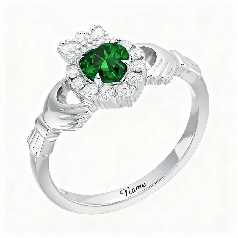 Anel personalizado em ouro branco 14K com esmeralda lapidada em coração, pedra de nascimento e nome clássico personalizado com detalhe de coração.-1