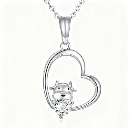 Collar con colgante de vaca y corazón de moissanita talla corazón en oro blanco de 10 quilates