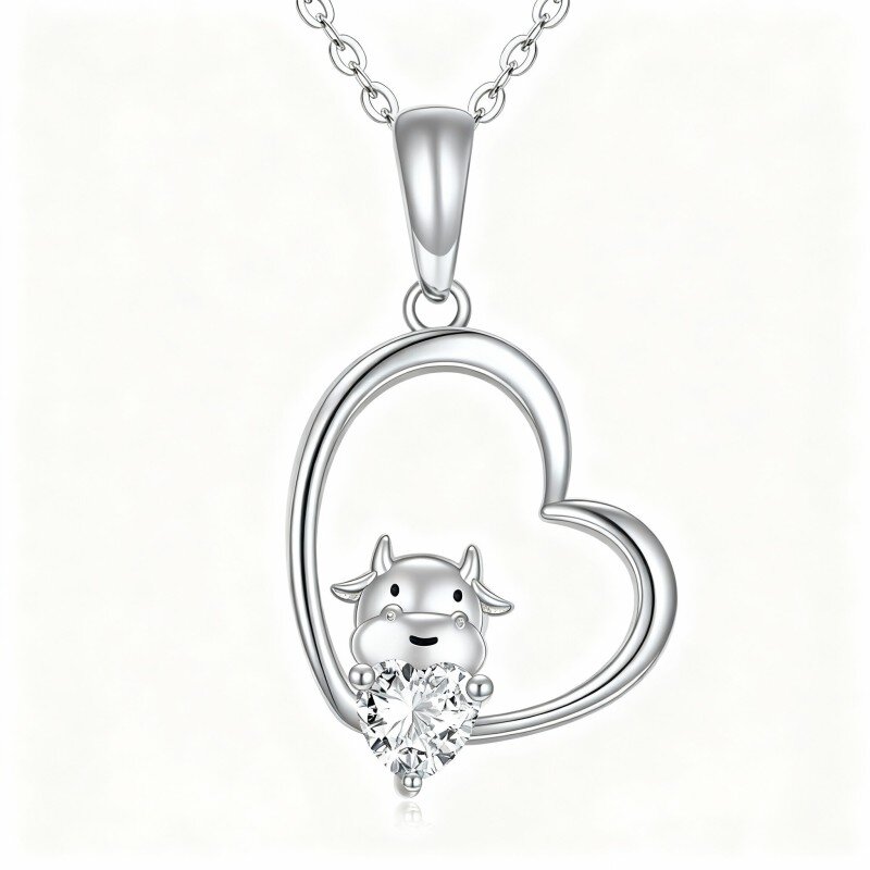 Colar com pendente de vaca e coração em ouro branco 10K com moissanita lapidada em forma de coração-13