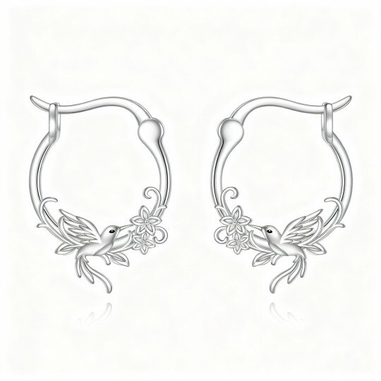 Brincos de argola em ouro branco de 14 quilates com desenho de colibri