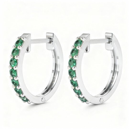 Brincos de argola redondos em ouro branco de 14 quilates com esmeralda sintética.