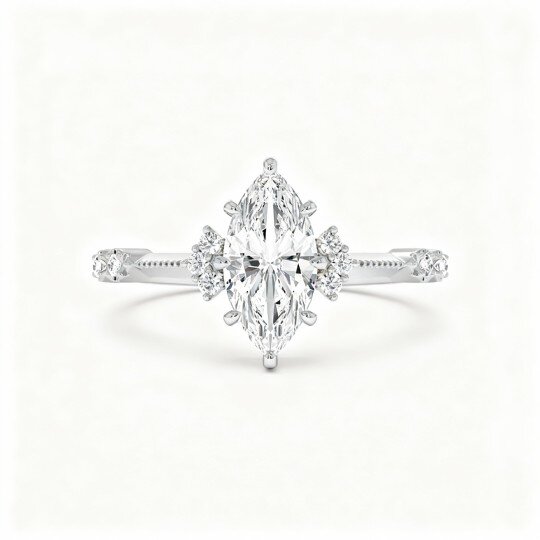 Anel de Noivado Personalizado com Gravação em Ouro Branco 9K com Corte Marquise