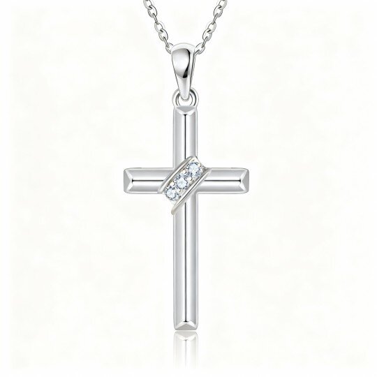 Colar com pendente de cruz em ouro branco 10K e moissanita