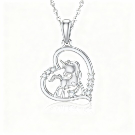 Collar con colgante de corazón y unicornio de moissanita en oro blanco de 10 quilates