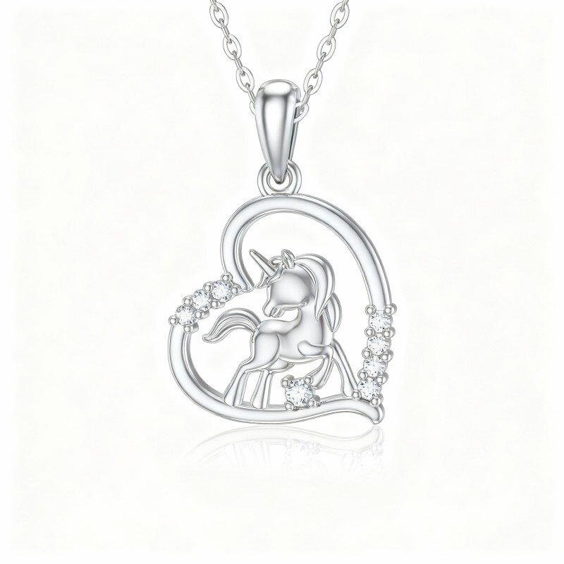 Colar com pendente de coração e unicórnio em moissanita em ouro branco 10K-11