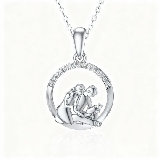 Colar com pendente em forma de gota representando pais e filhos em ouro branco 10K com moissanita