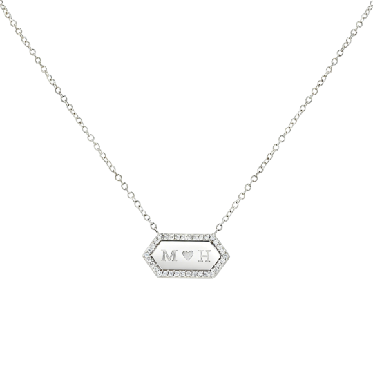 Подвеска-колье из белого золота 10 карат с муассанитом и персонализированной гравировкой.