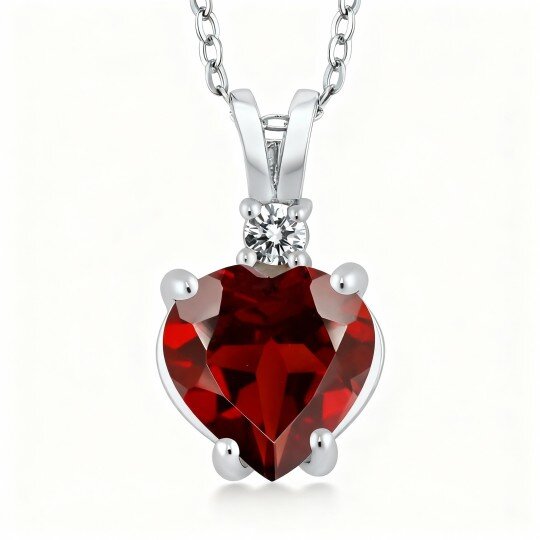 Colar com pendente coração em ouro branco 10K com moissanita e rubi representando casal, avó, mãe, irmãs e avó.