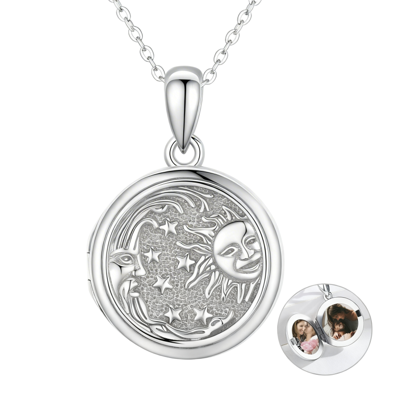 Collar con medallón fotográfico personalizado de platino con baño de oro blanco con luna, estrella y sol.-20