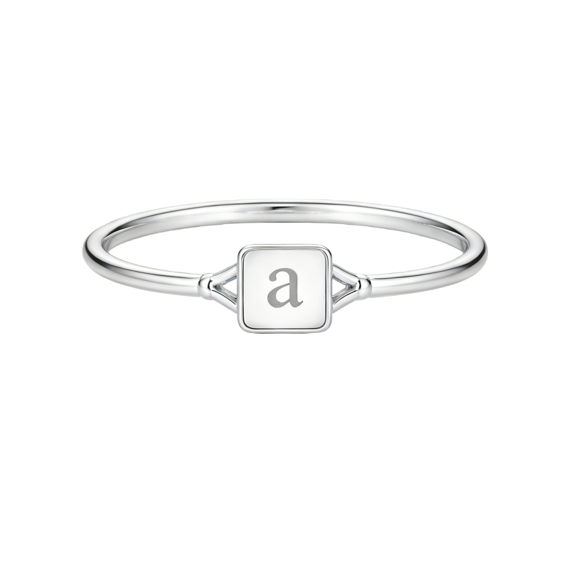 Anillo con inicial personalizada en oro blanco de 10 quilates sin piedras y forma cuadrada.-18