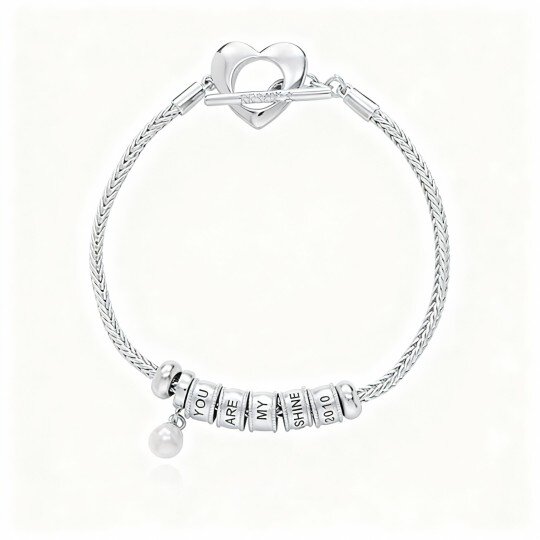 Pulsera con dije grabado personalizado de perla en oro blanco de 10 quilates